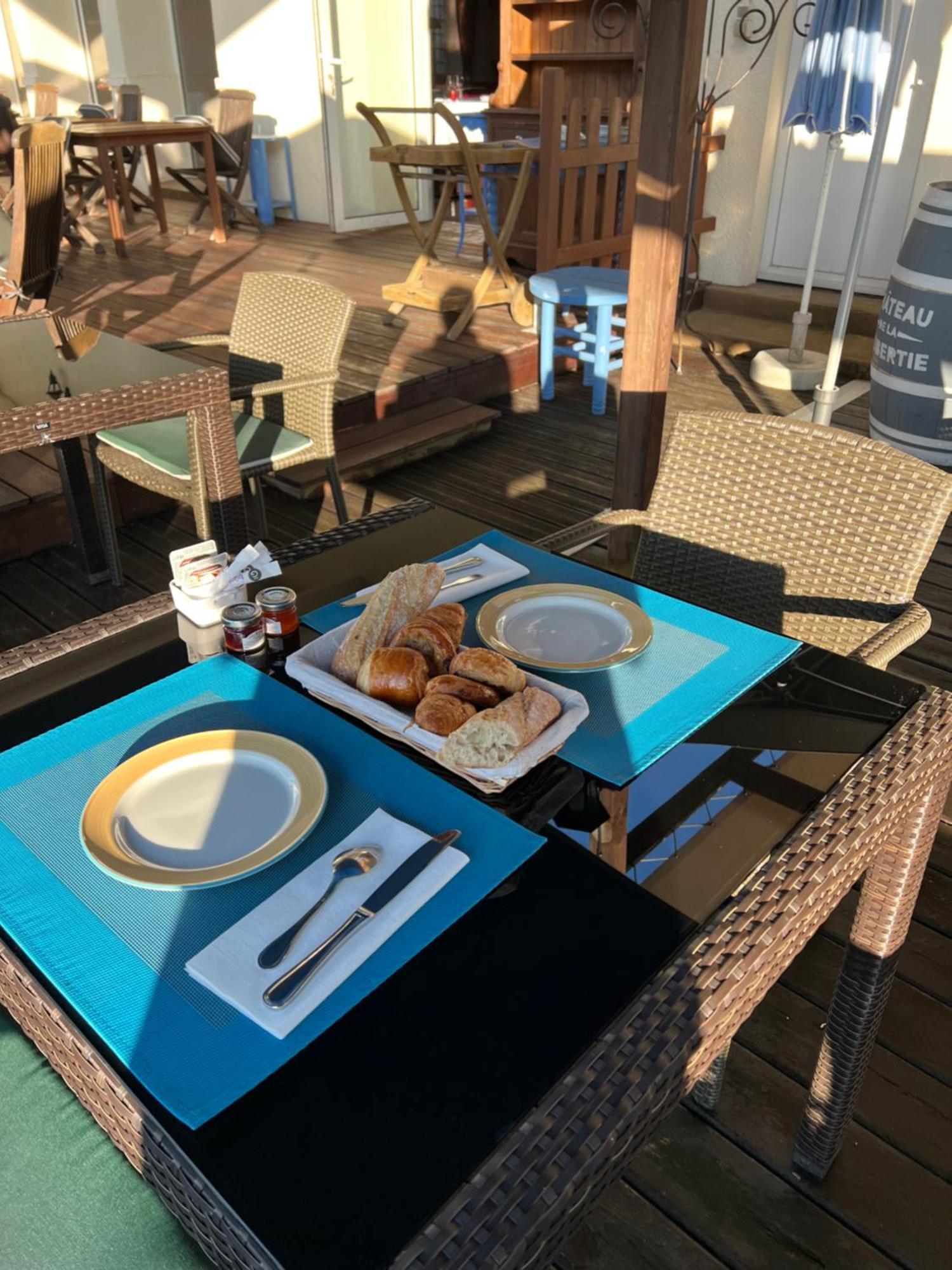 Logis Hotel-Restaurant Les Voyageurs La Coquille ภายนอก รูปภาพ