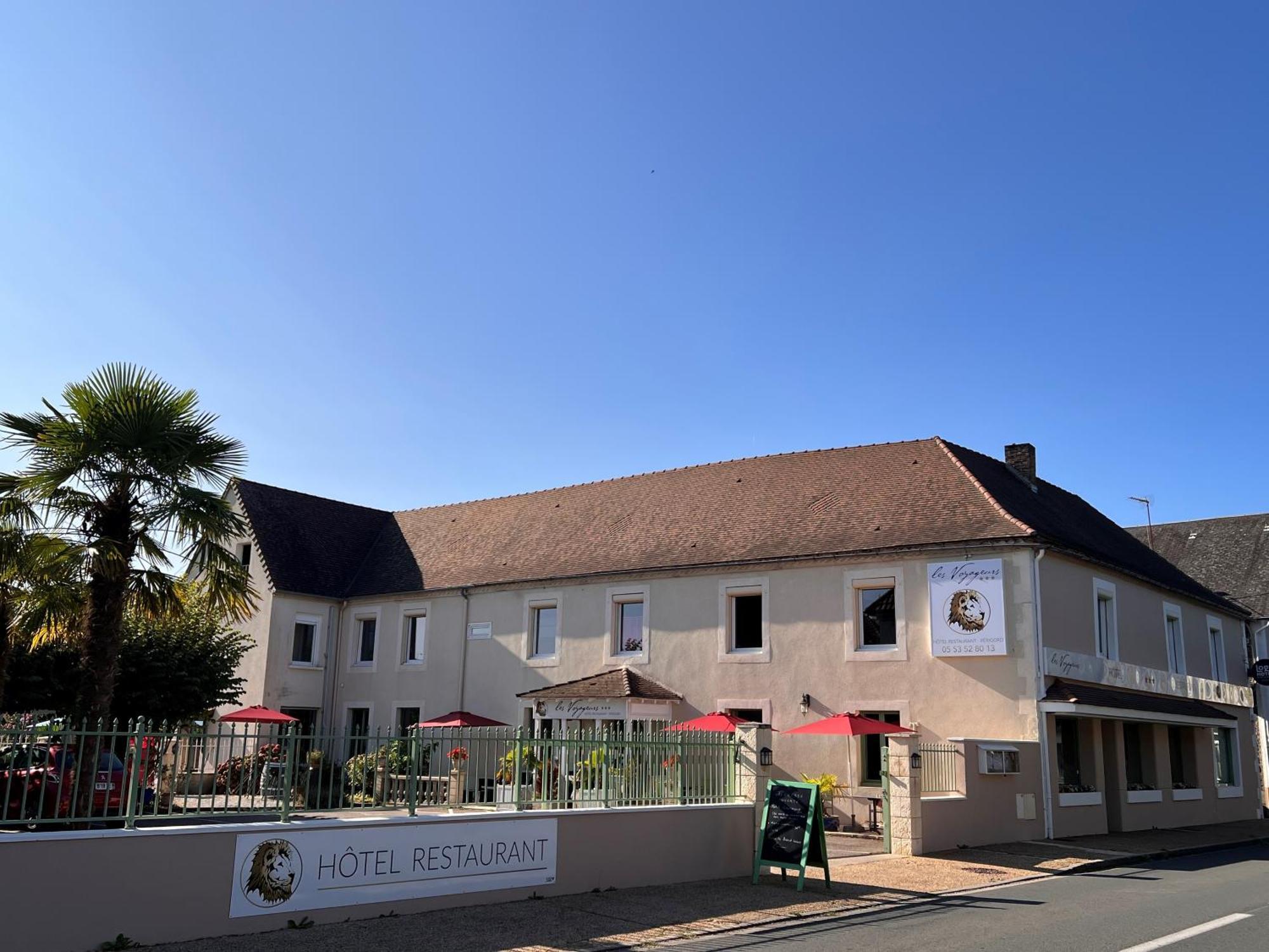 Logis Hotel-Restaurant Les Voyageurs La Coquille ภายนอก รูปภาพ
